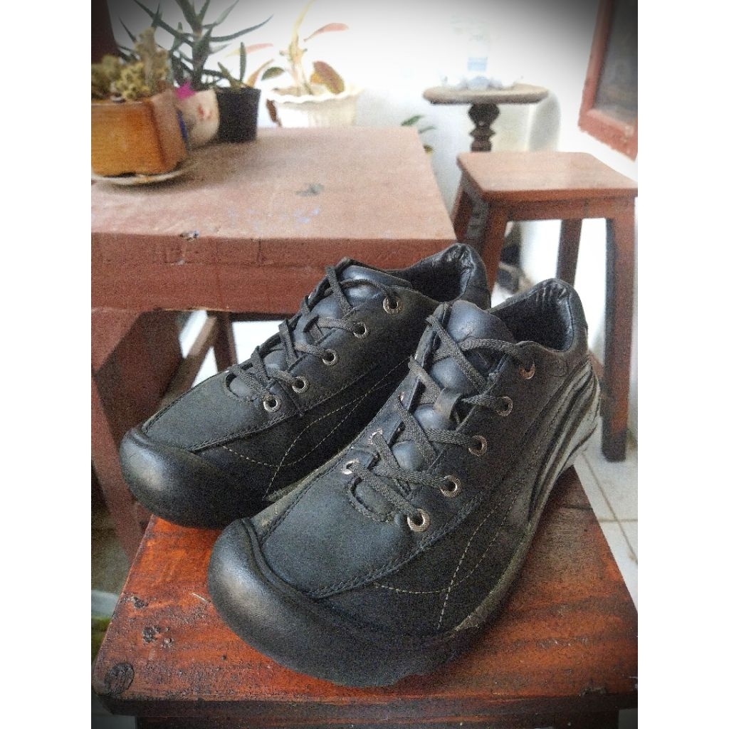 sepatu sneakers kulit seken brand Keen sz 42