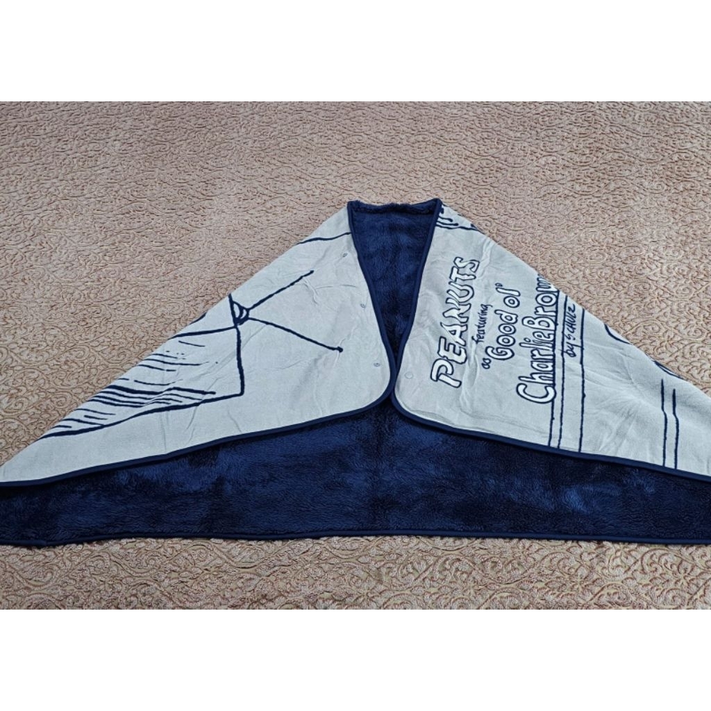 Uniqlo Selimut fleece New Heattech Reversible Bolak Balik Blanket Poncho Hangat biru Navy
