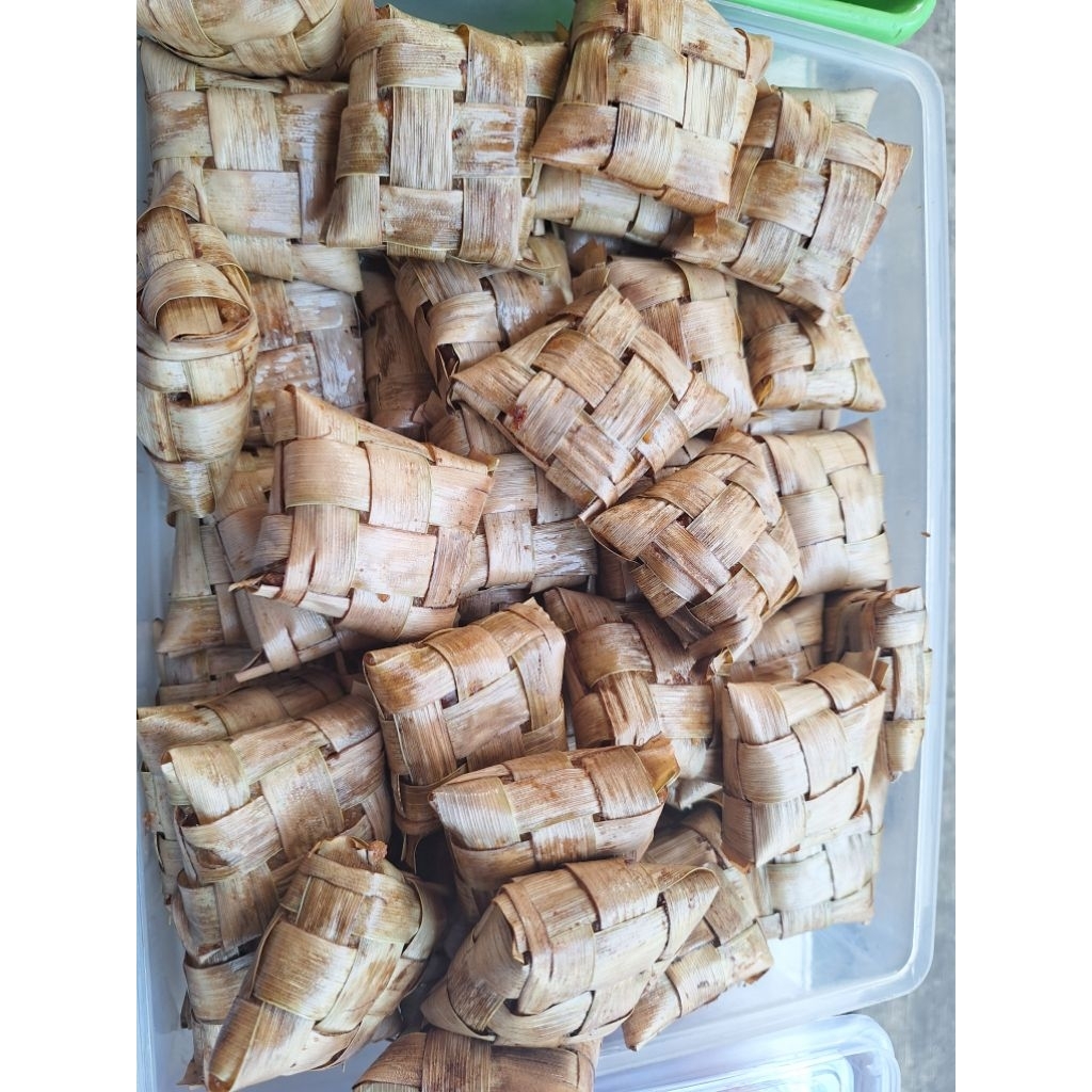 

KUE KETUPAT KETAN PANGGANG KHAS KALIMANTAN
