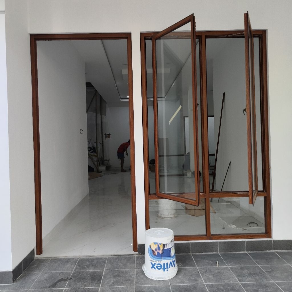 Jendela Swing Aluminium Motif Urat Kayu