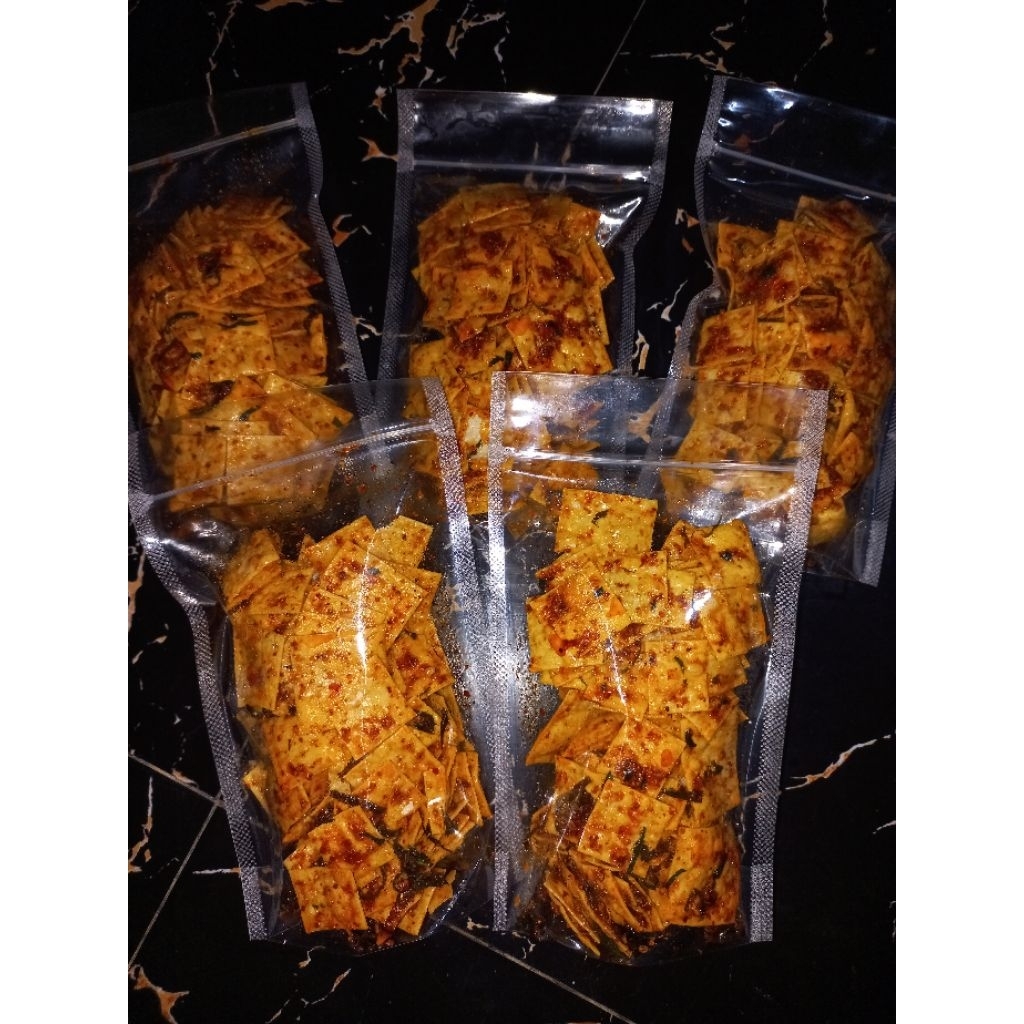 

Pangsit pedas kriuk daun jeruk 250gr