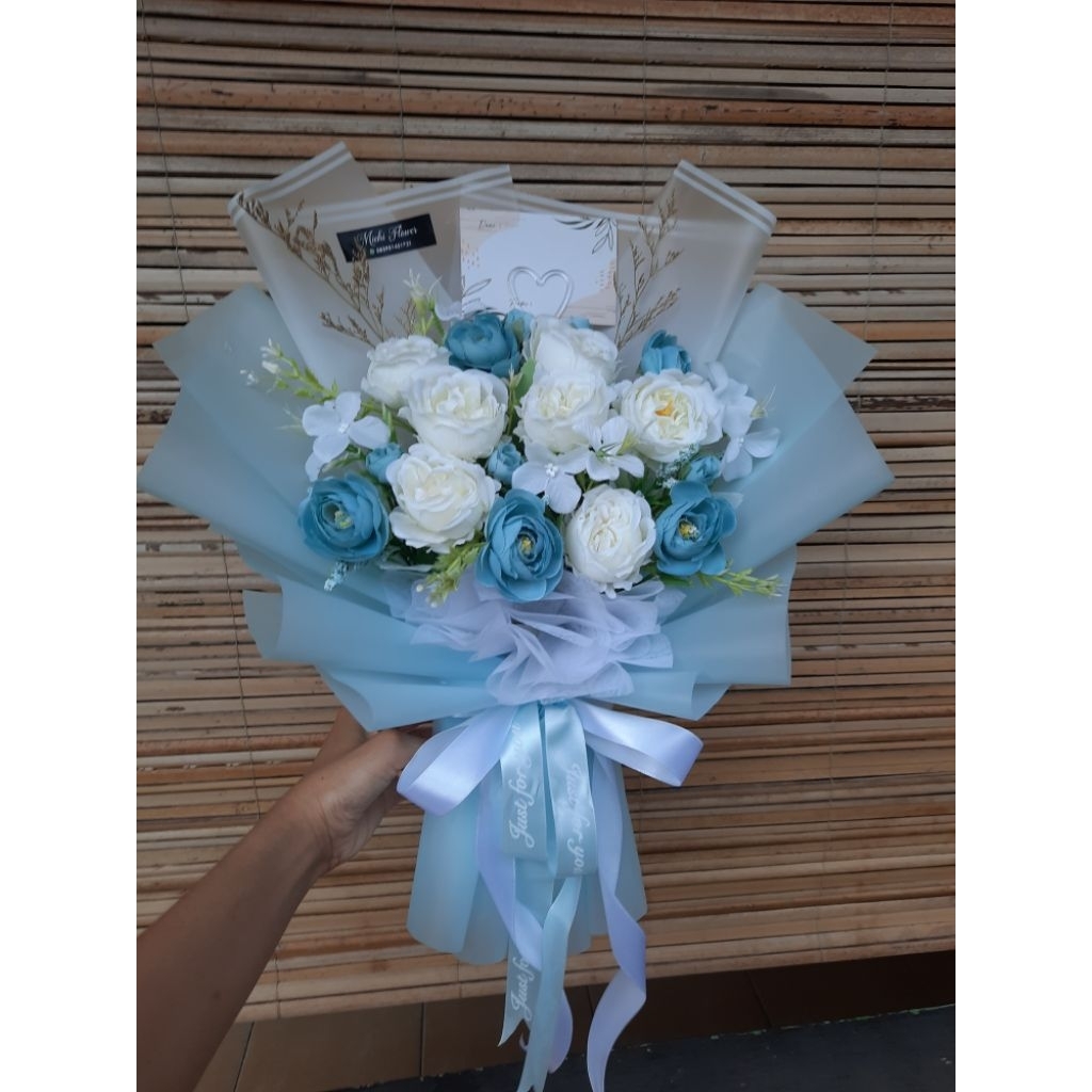 Buket Bunga Artificial Premium – Kombinasi Biru Putih Elegan | Kado Wisuda, Ulang Tahun, Anniversary