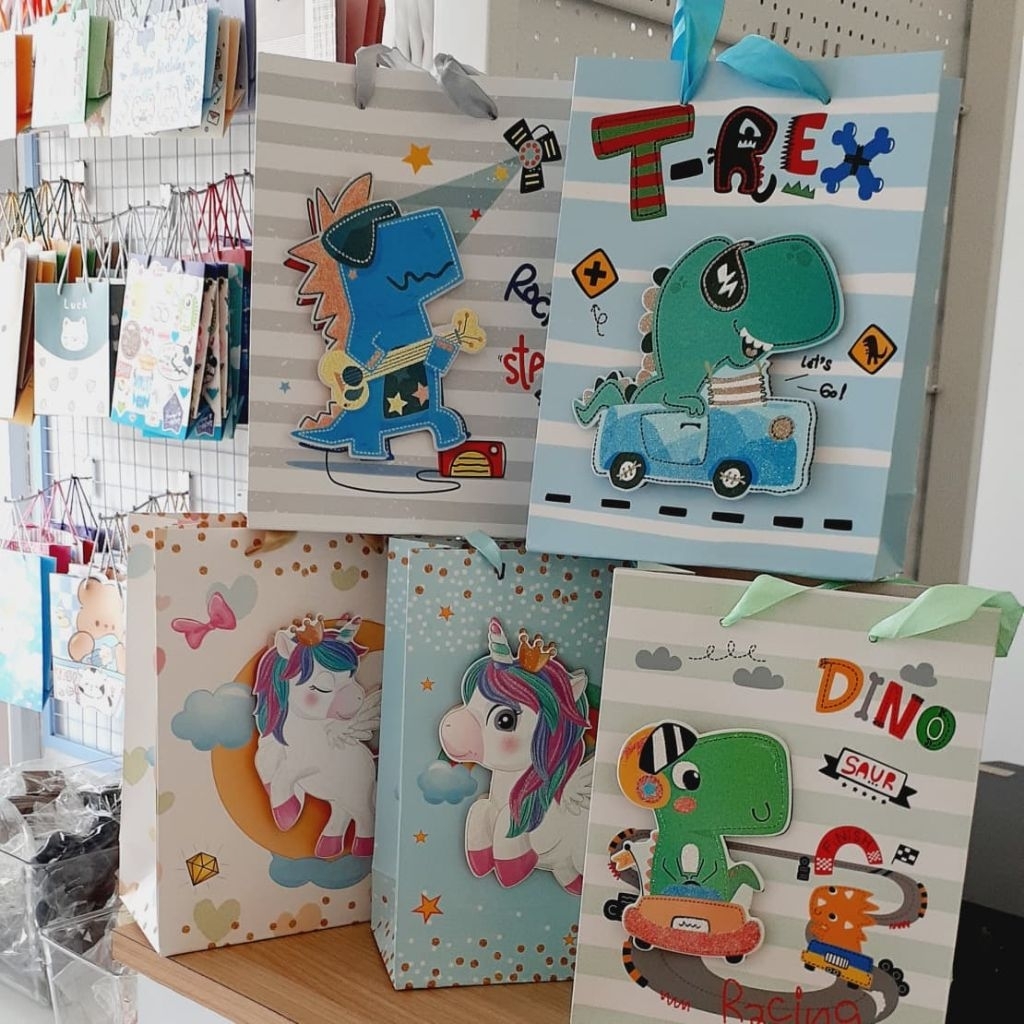 

Paperbag Unicorn Dinosaurus gambar timbul 1 sisi/Goody Bag Ulang Tahun/Tas Bingkisan Ulang Tahun/Paperbag Souvenir Kado Hampers