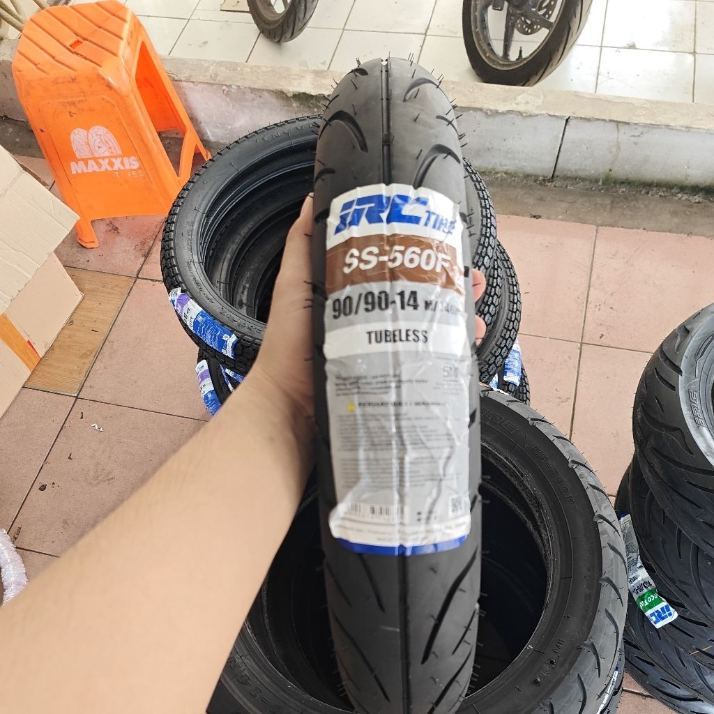 ban luar irc tubeless 90/90-14 ss560f