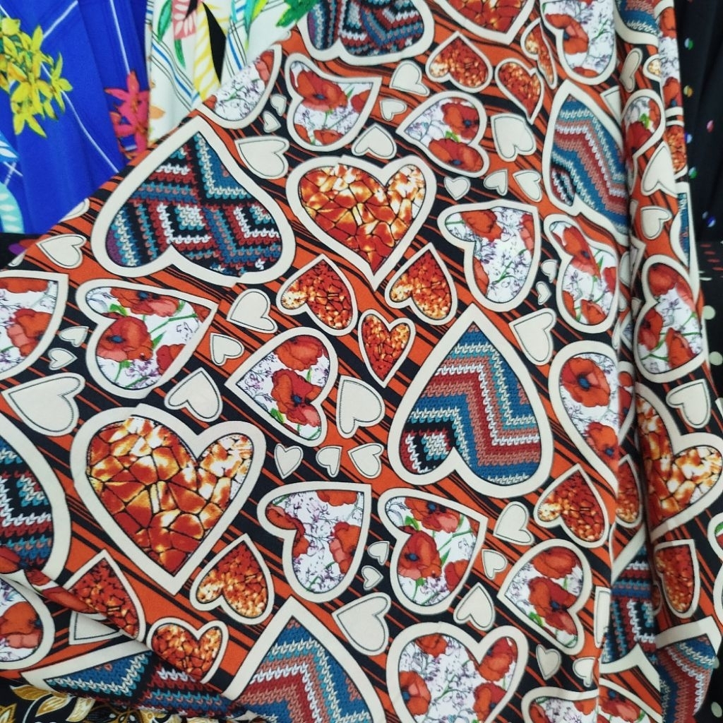 Kain Satin Motif Hati Unik – Kombinasi Etnik & Floral - Kain Satin Love Pattern – Warna Terang & Mot
