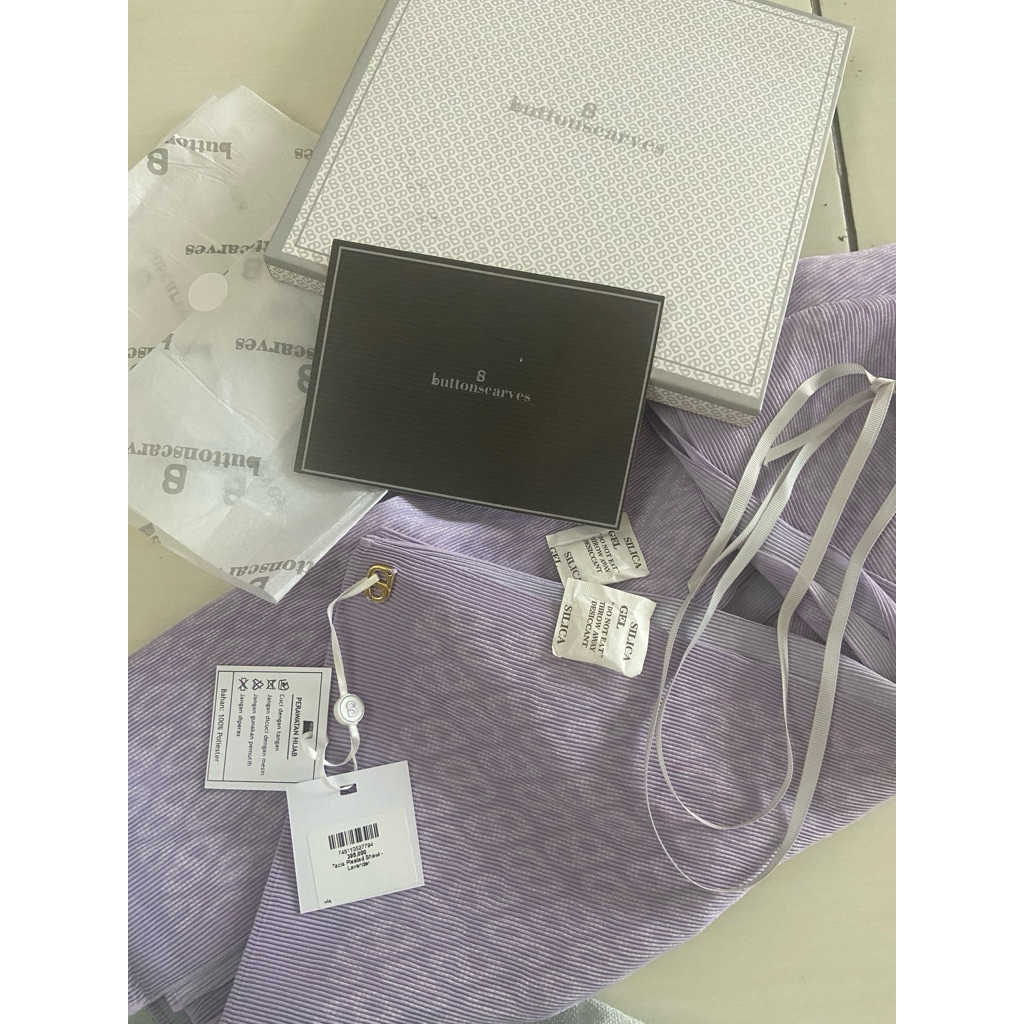 (BACA DESKRIPSI) Tapis pleated Buttonscarves Lavender NEW