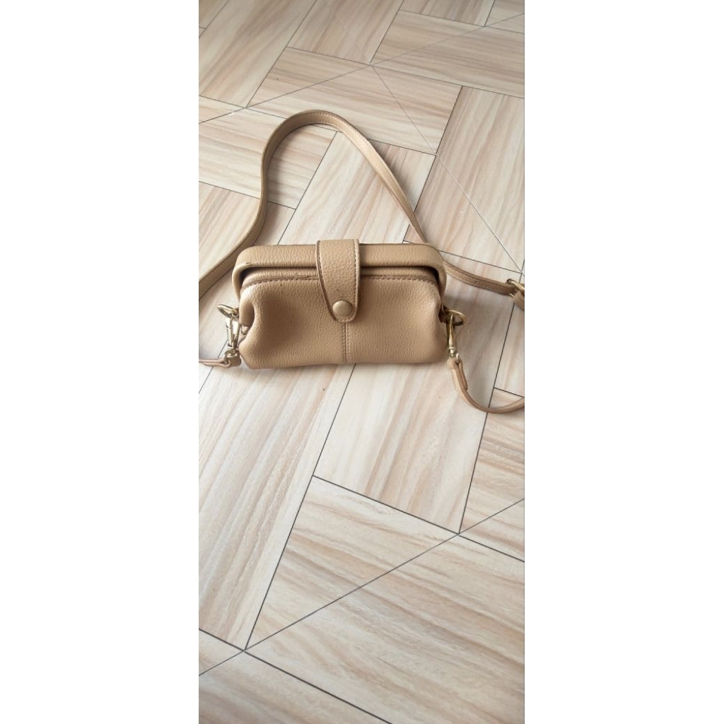 Preloved Tas slempang mini Essentials