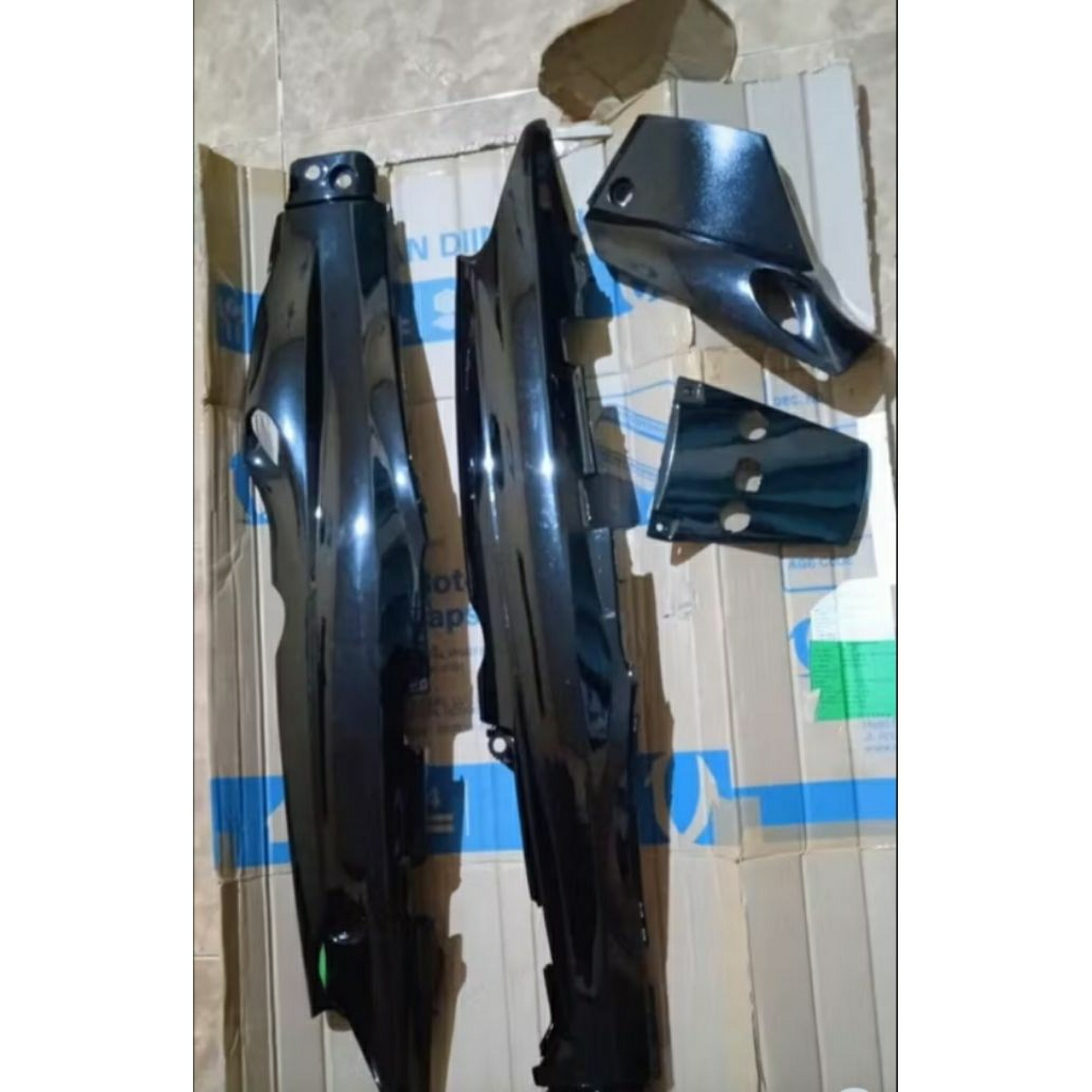 cover body bodi yamaha fiz fiz r set tutup aki box aki warna hitam glosy