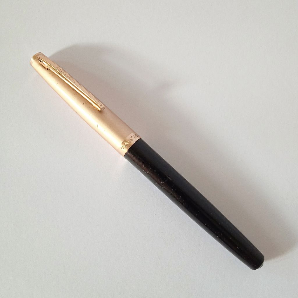 

Antik Vintage Pulpen Hero Made in China Kondisi Second Seperti Baru Utuh Layak Koleksi