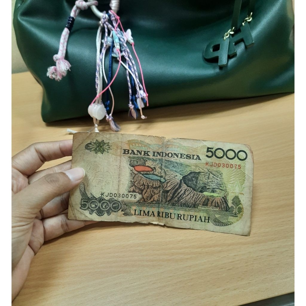 Preloved - Uang kuno 5000 rupiah uang koleksi indonesia tahun 1992