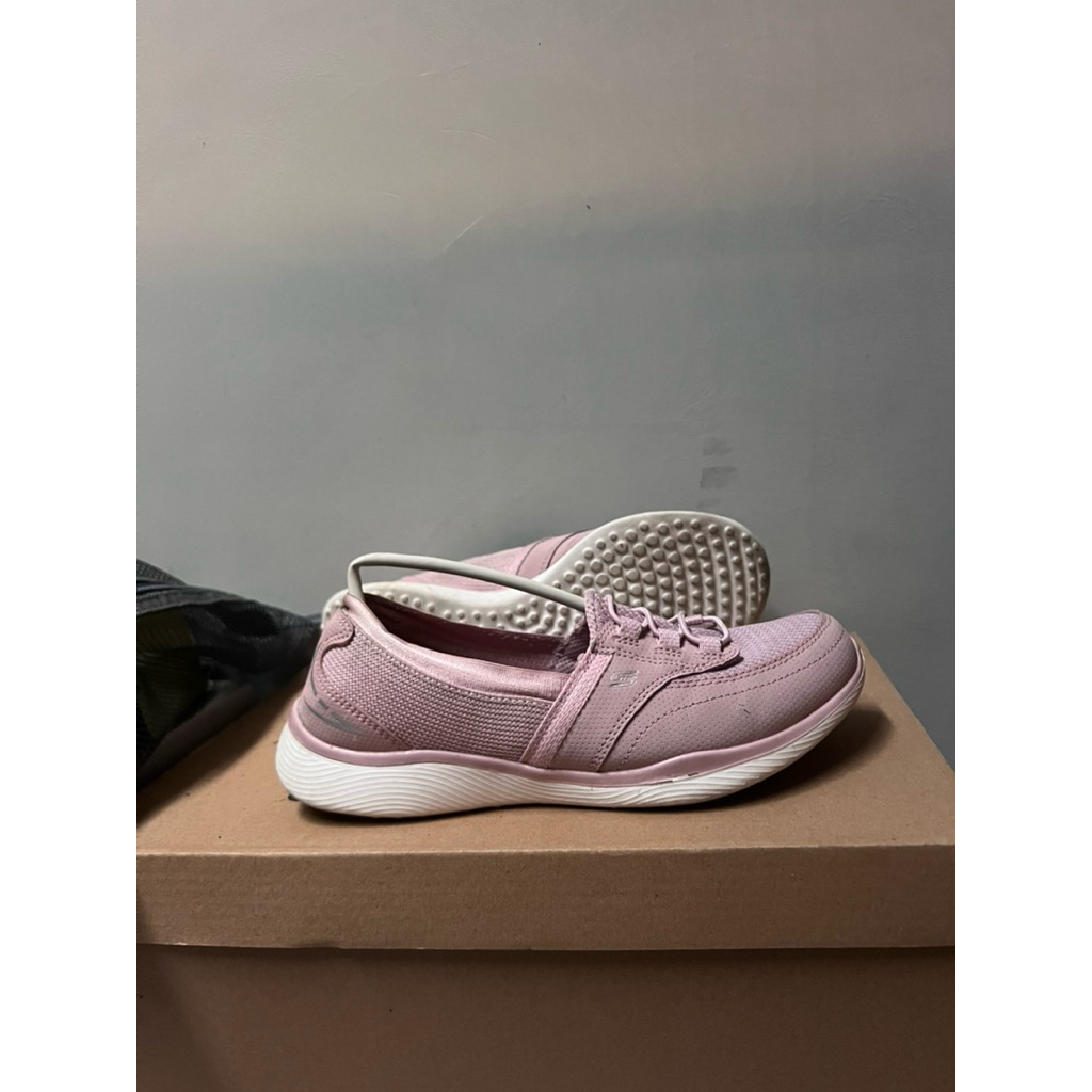 PRELOVED SKECHERS SEPATU WANITA