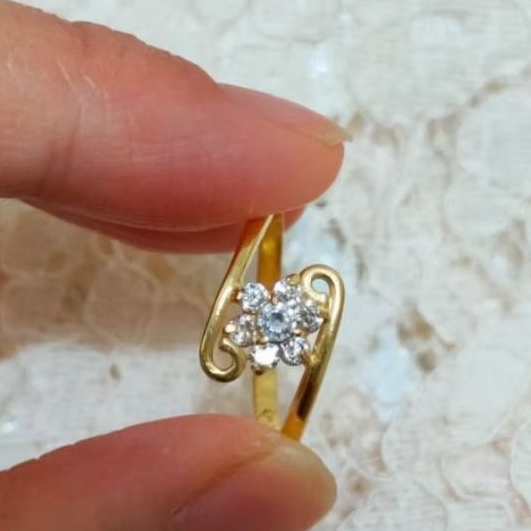Cincin Emas Muda Bunga Putih Ukir 1 gr