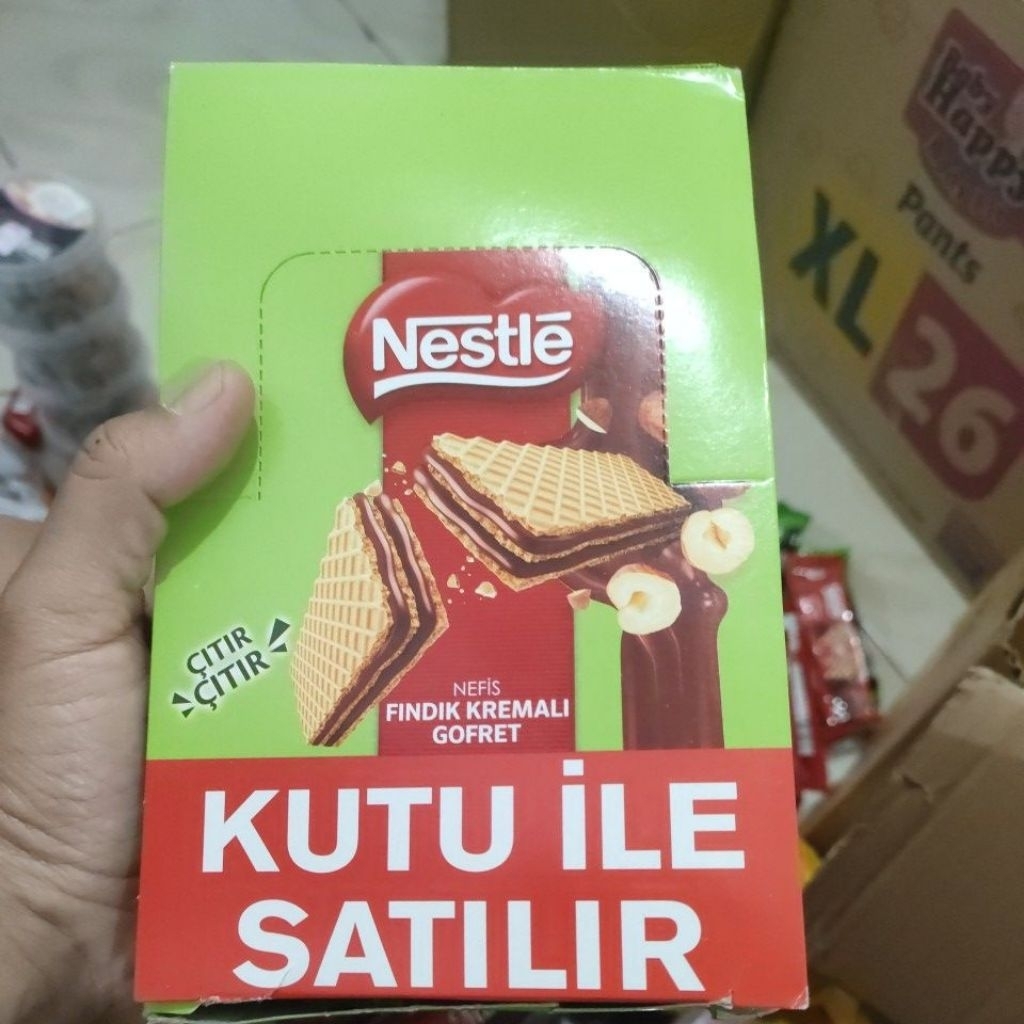 

coklat wafer dengan full hazelnut isi 12