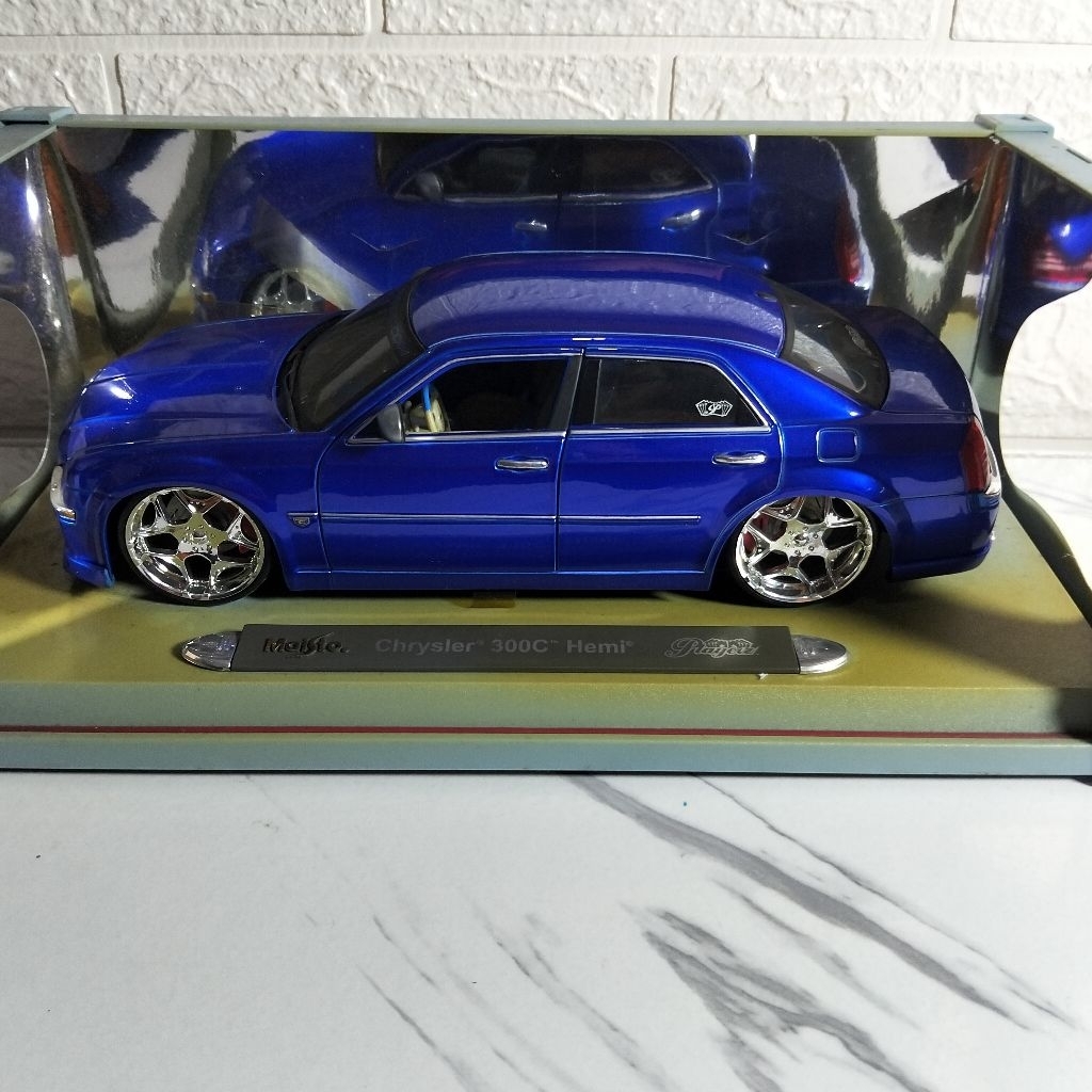 Diecast Chrysler Hemi 300C Sedan Biru by Maisto Players Skala 1:18