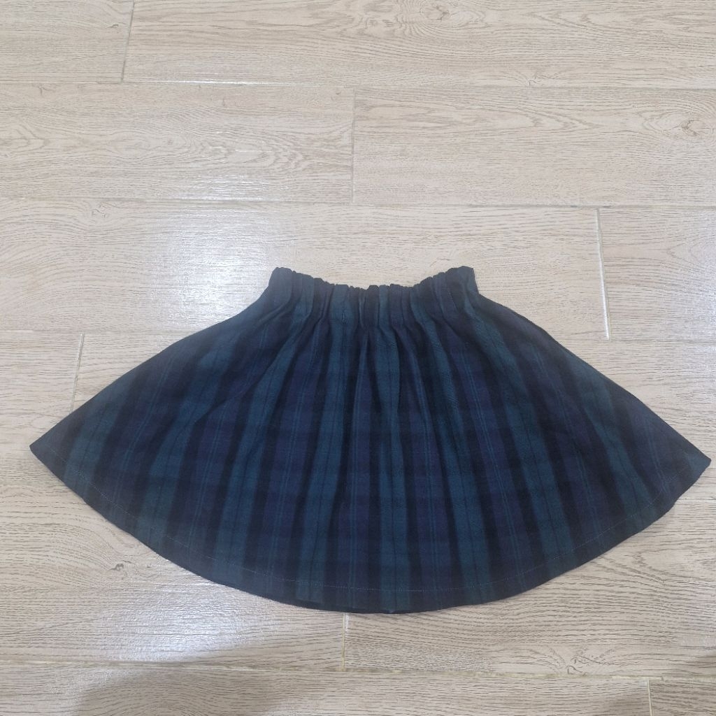 Rok Kotak-kotak Hijau Hitam PRELOVED anak perempuan (berfuring celana)