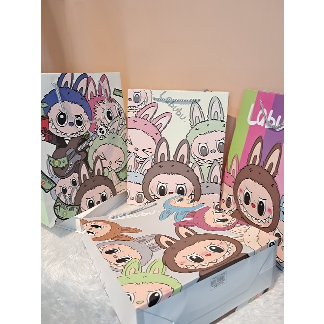 

PAPER BAG LABUBU / TAS KADO / SOUVENIR / TAS KADO LABUBU / TAS KADO TEBAL PREMIUM / PAPER BAG PREMIUM / LABUBU / UR-1152