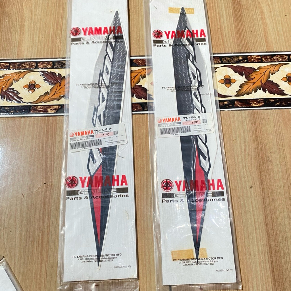 Striping stiker bagian SAYAP Yamaha Vixion NVL 2014 Putih original YGP 1PA-F4244-70 1PA-F4245-70