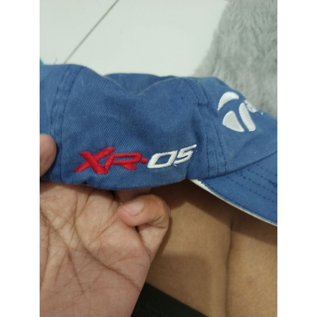 topi taylormade biru
