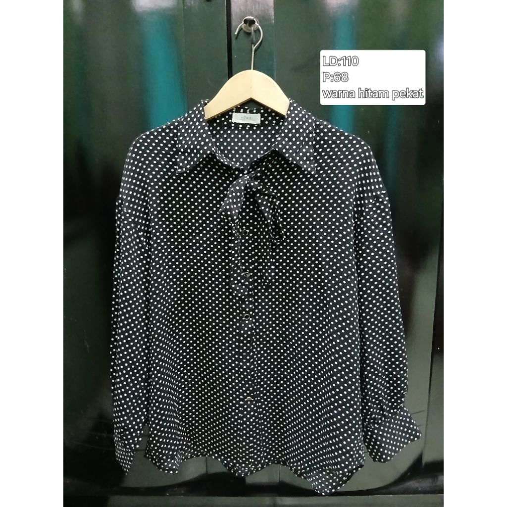 Atasan kemeja kerja kemeja korean blouse wanita lengan balon oversize warna hitam motif polkadot