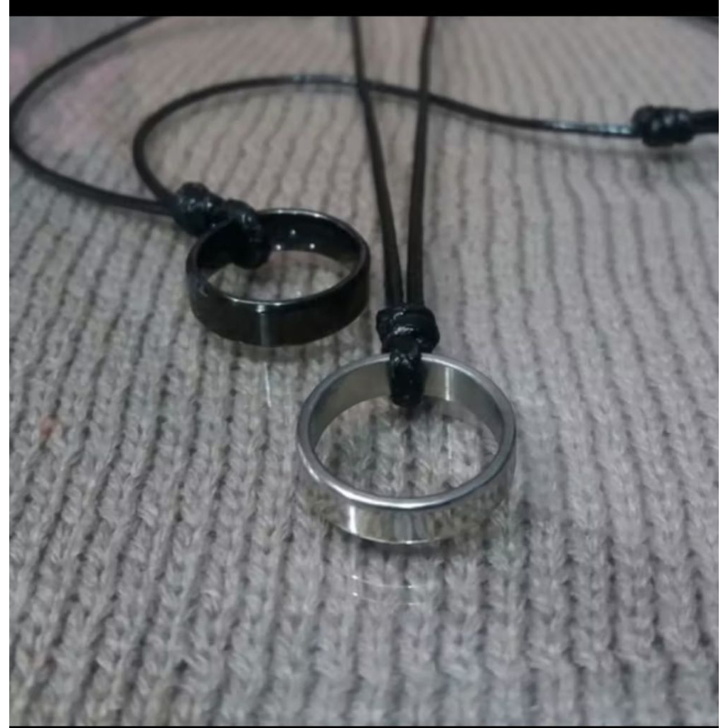 Kalung Pria Model Tali Korea Hitam Liontin Cincin Titanium Hitam Aksesoris Wanita Dan Laki Laki Terb