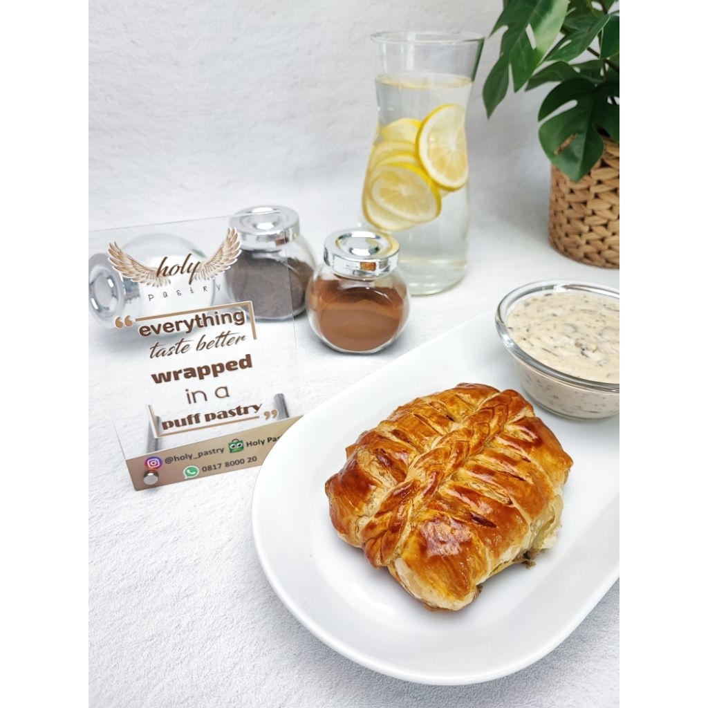 

Salmon en croute / Salmon Wellington with Mushroom Sauce - half size