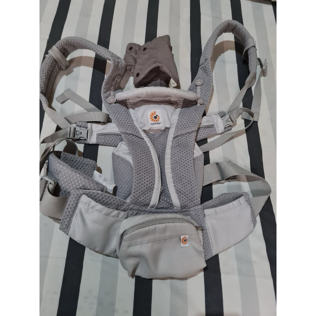 Gendongan ergobaby omni breeze