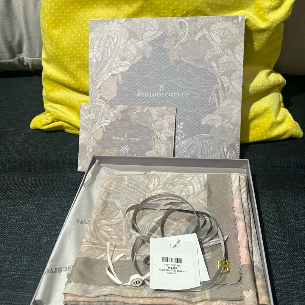 Preloved Buttonscarves Nusantara Mountain