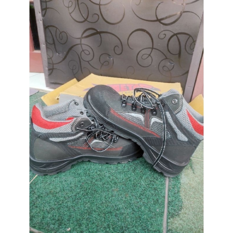Sepatu safety aetos