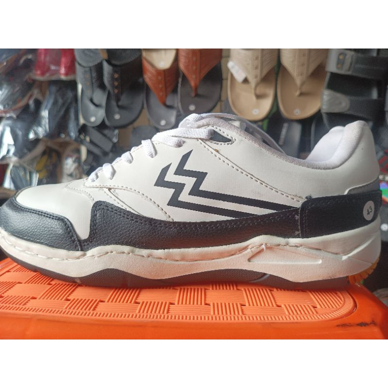 sepatu athletica