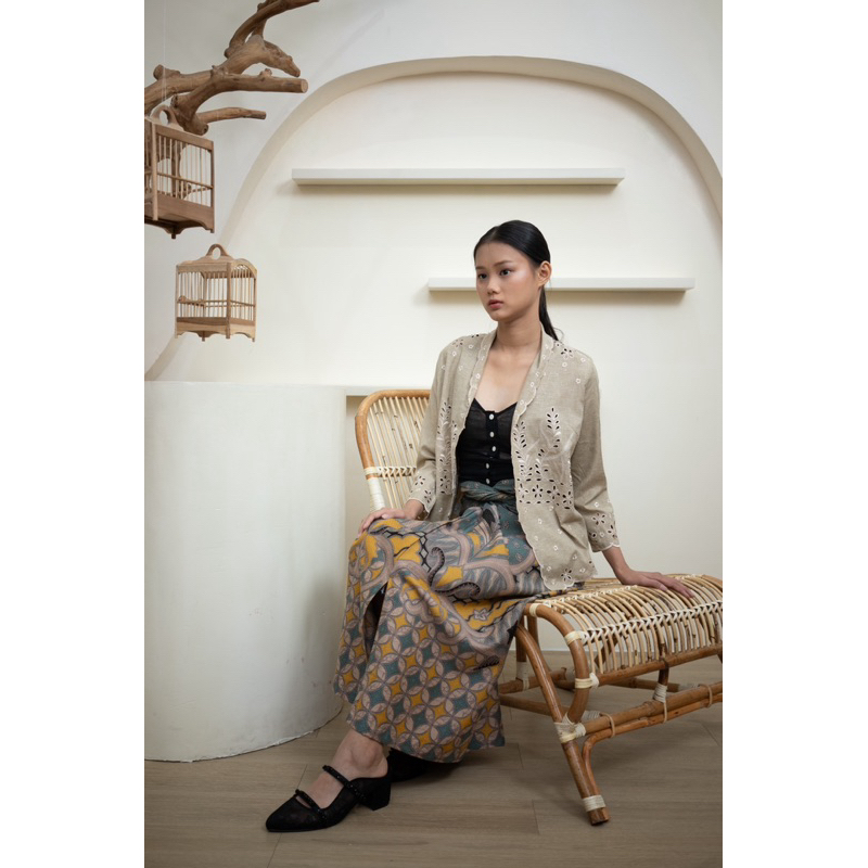Aira Kebaya in Linen Beige|Kebaya klasik bahan linen/modern kebaya/handmade Indonesia