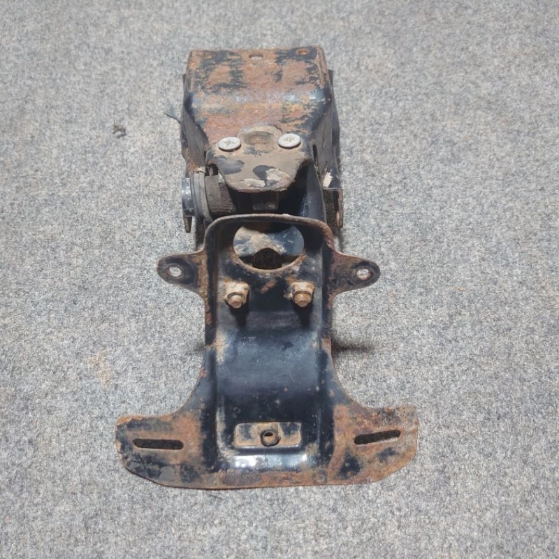 besi bracket breket dudukan kodokan rangka belakang spakbor slebor belakang c700 c800 supercup origi