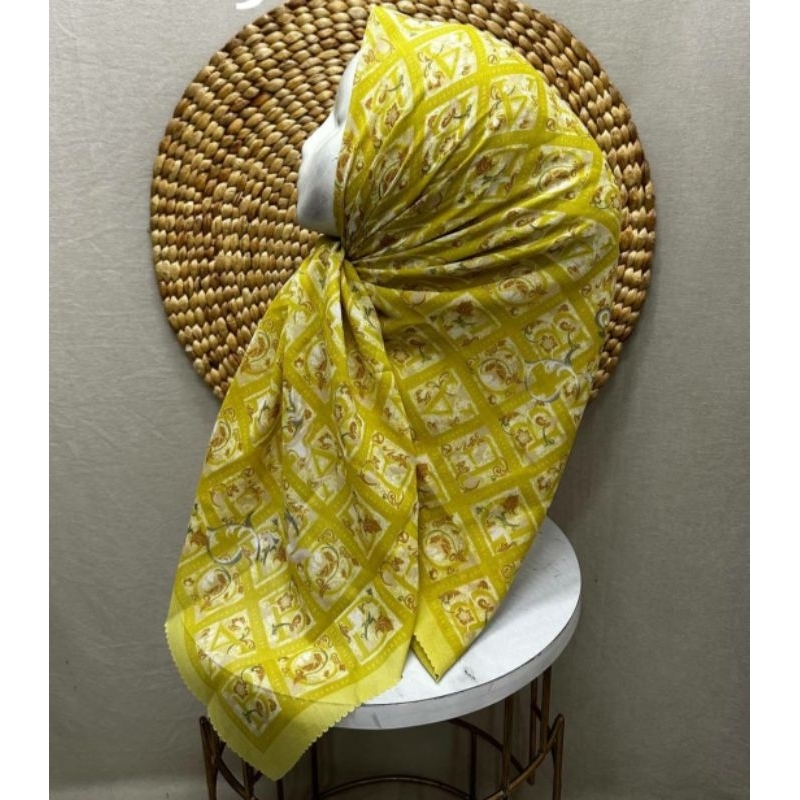 HIJAB SEGI EMPAT VOAL MOTIF KOTAK HURUF KUNING