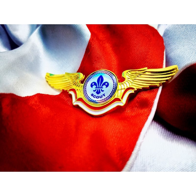 

pin wings pramuka logam gold logo hologram cocok dikenakan untuk kalangan kepramukaan
