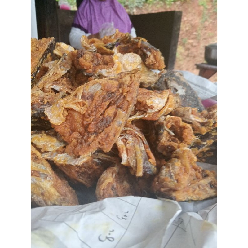

Kepala ikan patin Waduk Gajah Mungkur wonogiri.di temani nasi atau di masak sayur lombok sangat lezat bangett