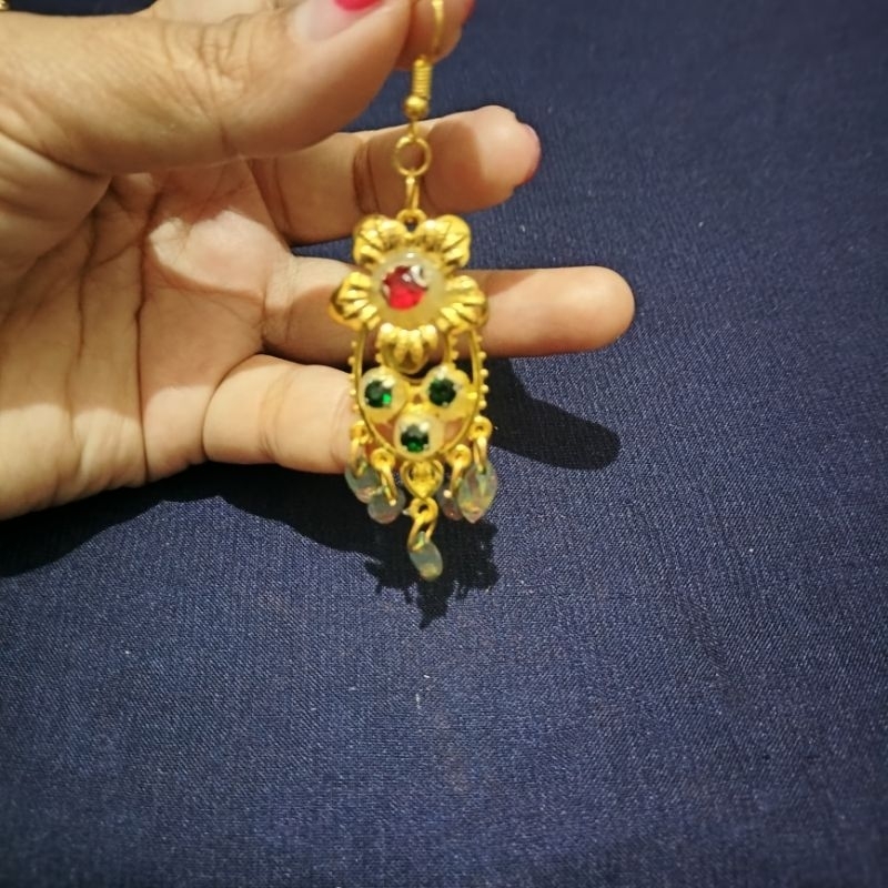 anting permata merah hijau