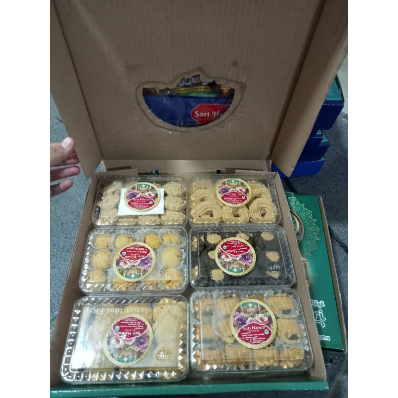 

promo paket kue lebaran sari harum paket kuari kering diamond isi 6toples