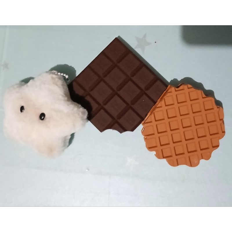 

notebook cokelat dan waffle