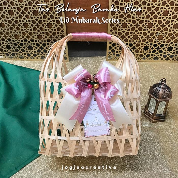 

KERANJANG BAMBU PARSEL LEBARAN IDUL FITRI BONUS HANG Tas belanja 20 x 10cm warna pita keranjang toples kue kering tabung 600-1000ml 2 pcs tote bag hampers