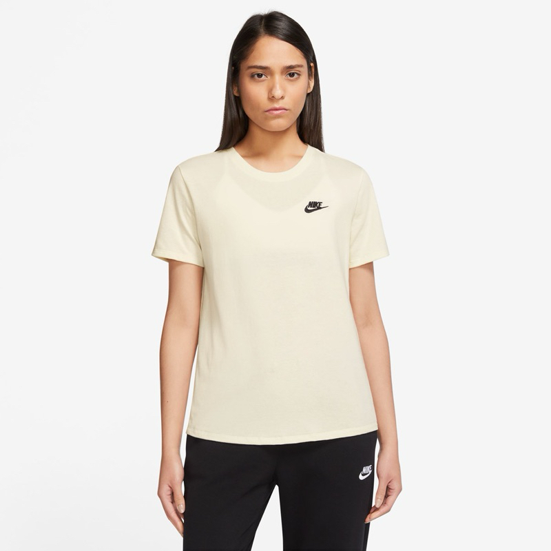 Kaos Nike Sportswear Club Essentials Women Original