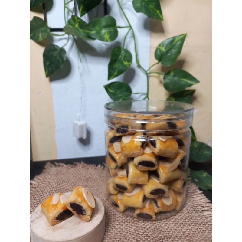 

kue kering choco stick almond