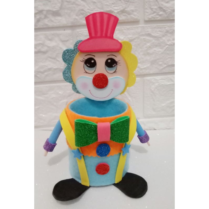 

tempat pensil karakter badut dari kaleng bekas