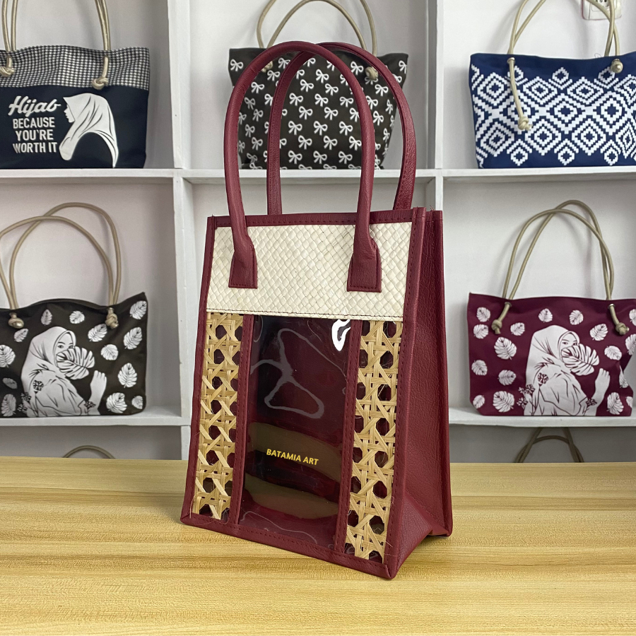 

Tas Hampers (Maroon) Untuk 4 Toples Silinder Keranjang Parcel Kombinasi Anyaman Pandan Anyam Bambu