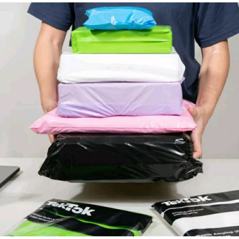 

Pollymailer pelastik packing dilengkapi dengan lem penutup