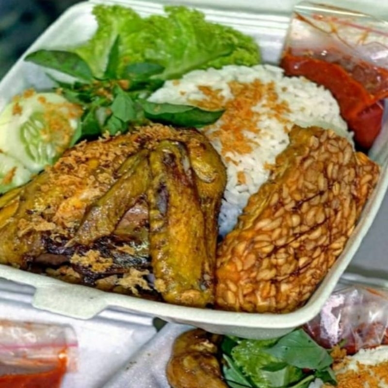 

Paket komplit Ayam Penyet