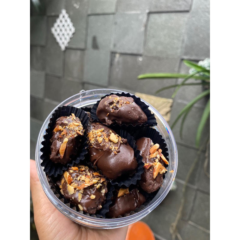 

Ameera kurma Coklat isi Almond