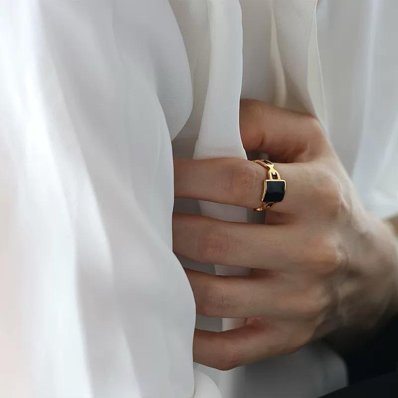 Cincin Wanita Titanium Batu Hitam Persegi