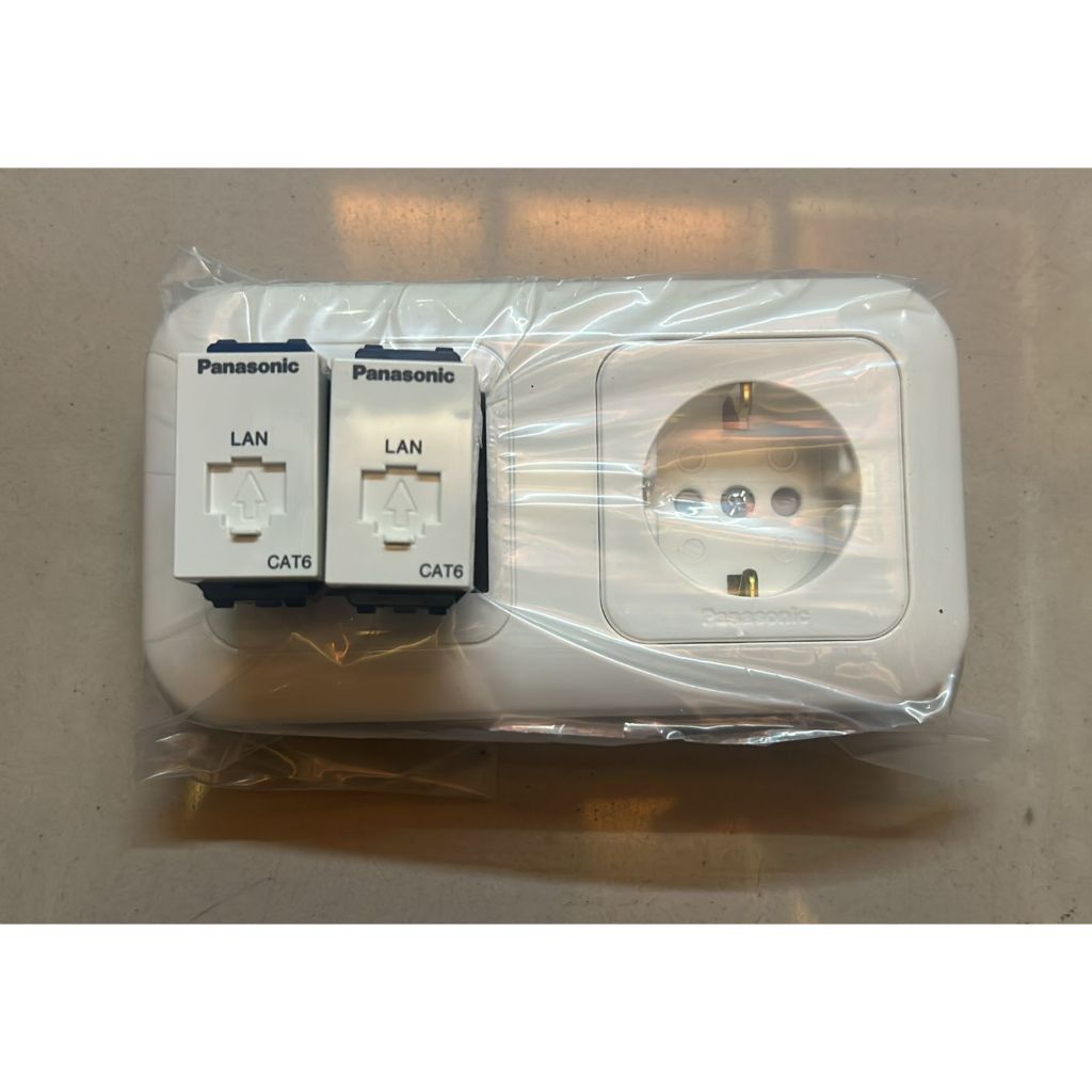 PANASONIC Stop Kontak + Mata Data Cat 6 + Cat 6