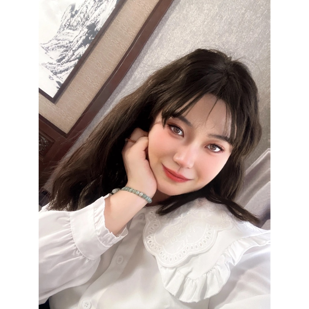 Gadis dengan boneka leher sifon kemeja putih