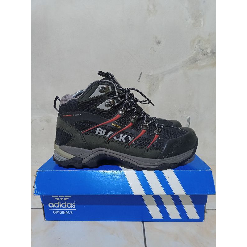 Sepatu outdoor blackyak goretex
