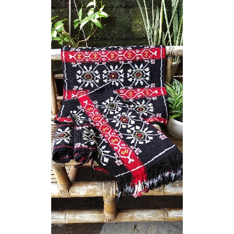 Tenun NTT - sarung rote
